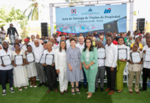 Raquel Peña entrega 450 títulos de propiedad a igual número de familias de Guayacanal, en Azua