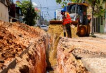 Fellito Suberví inspecciona obras en las “villas” y pide paciencia a comerciantes y residentes