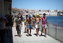 Miles de migrantes que aún están en Ceuta viven en las calles y de la caridad