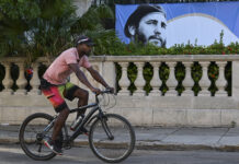 Cuba celebra el centenario de Fidel con la revolución frente a su prueba más difícil