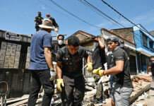 Puño en alto y silencio, la esperanza de que haya sobrevivientes bajo escombros en Pereira