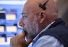 Wall Street cierra en rojo, lastrado por alzas en interés de deuda y precio del petróleo