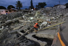 Familias buscan bajo los escombros del terremoto en Cali sus recuerdos atesorados