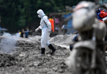 El pueblo de Nepal enterrado hasta los tejados y con sus muertos aún dentro