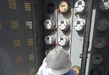 Edesur desmantela conexiones ilegales en Torre del DN donde fueron detenidas cinco personas para fines de investigación