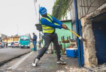 Alcaldía del DN elimina seis ocupaciones ilegales en la acera de avenida Los Mártires con Máximo Gómez