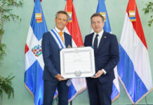 Canciller Bisonó condecora al embajador de Países Bajos al concluir su misión en República Dominicana