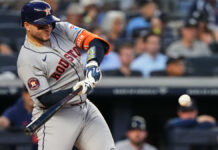 Yordan Álvarez conecta triple de ventaja en la octava y Astros superan a Yankees