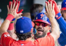 Kyle Schwarber conduce a Filis sobre Bravos