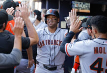 Devers pega el jonrón 30 en victoria de Gigantes