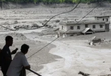 Una inmensa riada deja 160 víctimas en Nepal y China y casi 800 desaparecidos