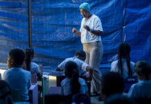 Maestra convierte refugio en una escuela para niños afectados por terremotos en Venezuela