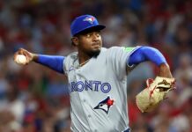 Soriano cumple en su debut y Azulejos se imponen en Filadelfia