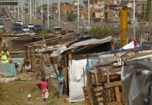 La pobreza escala en Argentina, con ingresos familiares carcomidos por la inflación