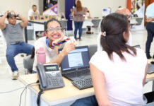 Laura Sánchez superó las barreras del espectro autista y se gradúa en PUCMM