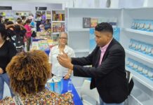 Feria del Libro logra acogida popular; García Cartagena analizó obra de Mármol