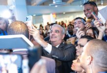Abinader anuncia 300 becas para jóvenes dominicanos residentes en Nueva York