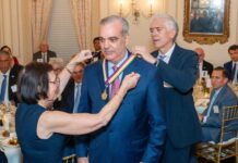 Abinader es reconocido con la Insignia de Oro