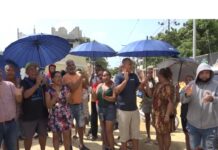 Entre hoyo, lodo y basura residentes del sector La Ureña, SDE, protestan y exigen construcción de sus calles