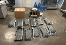 DNCD ocupa 11 paquetes de marihuana ocultos en un mueble en el AILA