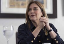 Carolina: “Aquí hay que defender la soberanía nacional por encima de cualquier comprensión y punto” Santo Domingo, DN – Carolina Mejía fue enfática en manifestar que República Dominicana debe cumplir de manera estricta su Ley General de Migración. “Aquí hay que defender la soberanía nacional por encima de cualquier comprensión y punto”, sostuvo durante una entrevista. La aspirante a la Presidencia reiteró que hay que apoyarse en todas las herramientas posibles para que la migración que entra sea verificable. “Nosotros tenemos que saber quién entra aquí”. El muro fronterizo por sí solo no es suficiente, adujo la precandidata, y consideró que hay que continuar la promoción de nuevas inversiones, tales como zonas francas y otros tipos de negocios en la frontera. Se declaró promotora de que se mejoren las condiciones de vida de quienes viven en la zona fronteriza. En ese sentido, apuntó hacia el desarrollo y dignificación que se ha logrado en Dajabón y Juana Méndez gracias a Codevi, donde se han dotado a estas comunidades de servicios que anteriormente no tenían. “Nosotros tenemos que promover un muro económico también en nuestra frontera, pero vuelvo y digo, defendiendo nuestra soberanía de forma celosa”, reiteró.