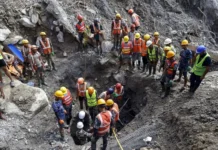 Nepal y China sitúan en 1.384 los muertos doce días después de las devastadoras riadas