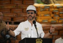 El conflicto y el terremoto marcan el primer mes de De la Espriella al frente de Colombia