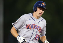 Spence dio la cara con 3 HR para ayudar a Astros a mantenerse en el liderato