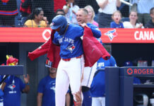 Azulejos conectan tres jonrones consecutivos y apabullan a Orioles en casa