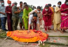 Un luto sin cuerpos paraliza a miles de familias semanas después de la riada en Nepal