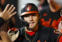 Bambinazo de Henderson en el 8vo mantiene intactas las esperanzas de Orioles de llegar a octubre