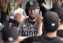 Cronenworth pega 2 jonrones para que Padres derroten a Marlins y se acercan a playoffs